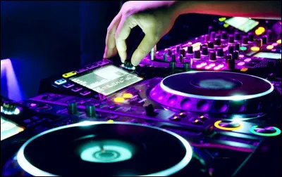 Quelle queen n'a jamais &eacute;t&eacute; derri&egrave;re les platines lors d'une soir&eacute;e "Drag me up", en tant que Queen Djette ?