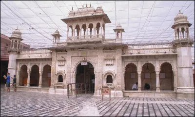 Quel animal est le maître des lieux dans ce temple hindou dédié à Karni Mata, une sainte femme du XVe siècle, réincarnation de Durga, la déesse « inaccessible » ?