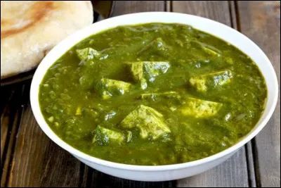 C'est un plat à base d'épinards broyés et du paneer, sorte de fromage indien qui est très utilisé dans les plats principaux (il n'est pas mangé tout seul comme le chèvre ou autre fromage français).