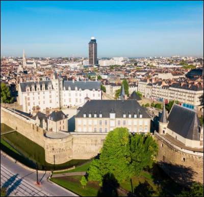Grande ville sur la Loire, préfecture de la région Pays de la Loire :