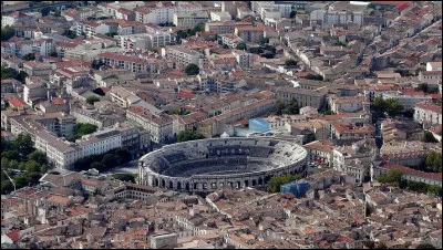 Ville de 150 000 habitants, située dans la plaine languedocienne, entre la Méditerranée et les Cévennes :
