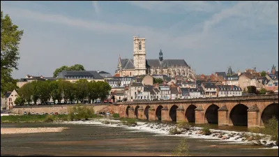 Ville de 33 000 habitants du département de la Nièvre, bordée par la Loire :