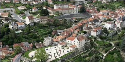 Petite sous-préfecture de 3 000 habitants du département de la Dordogne, située au coeur du Périgord vert :