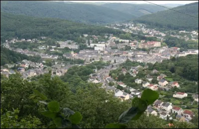 Ville de 5 800 habitants du département des Ardennes, bordée par la Meuse :