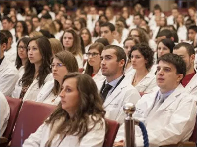 Quel nom désigne la limite fixée chaque année du nombre d'étudiants ou de professionnels admis dans certains cursus et notamment dans les professions de santé ?