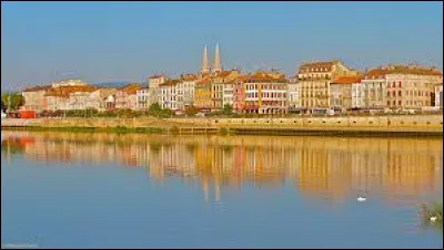 Il est né à Mâcon.