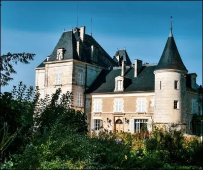 Où se situe ce magnifique château qui a vu Clara Morgane y poser pour son calendrier 2019 ?