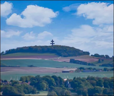 De quel endroit peut-on apercevoir ainsi La Croix de Lorraine ?