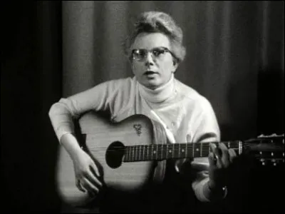 1962 > Jeanne-Paule Marie Deckers chante un "Dominique" ("...nique, nique !", en belge dans le texte) du feu de Dieu... Elle sera n° 1 des ventes [où donc ?]. Qui est-elle ?