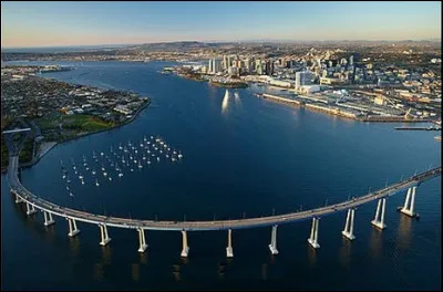 Quelle est cette ville de l'État de Californie fondée en 1769, base navale de la marine des État-Unis et célèbre station balnéaire ?