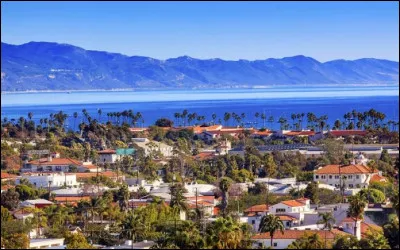 Quelle est cette ville de l'État de Californie, fondée en 1847, station balnéaire de luxe qui abrite la plus haute concentration de très hauts revenus des États-Unis ?