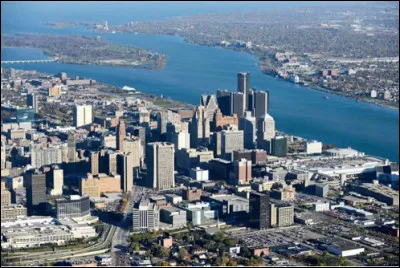 Quelle est cette ville de l'État du Michigan fondée en 1701 par un français, capitale de l'industrie automobile américaine, ville en plein déclin et en faillite ?