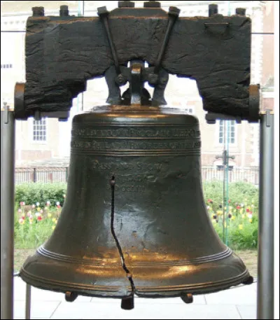Dans quelle ville fondée en 1682, la cloche de la liberté, symbole de l'indépendance américaine est-elle conservée?