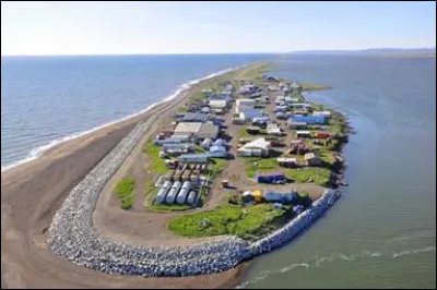 Géographie - Kivalina, village américain, risque de disparaître des cartes d'Alaska. Selon certains experts, ce petit village qui est directement confronté au réchauffement climatique et au recul de la banquise, et qui se fait inonder régulièrement, risque fort d'être noyé pour de bon d'ici à peine... (2020)