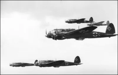 Quelle est cette ville dont le bombardement massif le 14 mai est suivi de la capitulation du pays ?