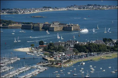 Lorient est la préfecture du département du Morbihan (56).