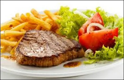 Le plat 'steak frites' est tr&egrave;s fr&eacute;quemment servi dans les brasseries et dans les restaurants.