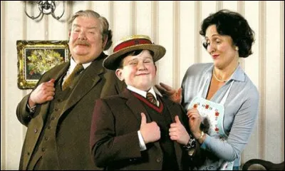 Quel est le nom de famille de sa famille adoptive ?