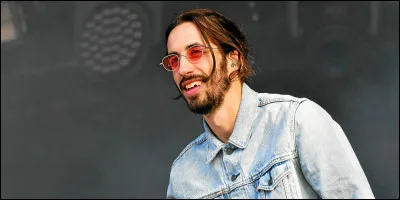 À quel acteur Lomepal donne-t-il le titre d'une chanson dans son album "Flip" en 2017 ?