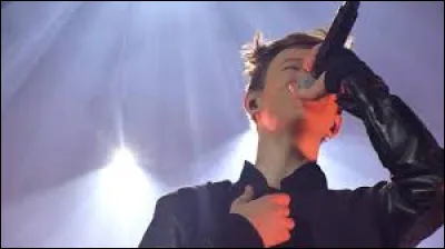 Quelles sont les paroles manquantes de la chanson "Plus loin" : 
"J'essaie de capter ton regard,
Je cherche ..........................,
J'essaie d'oublier nos écarts, 
Je cherche à comprendre tes peurs, 
Et tout ces pleurs bébé, 
Viennent réchauffer ton âme, 
Briser ton coeur de glace" ?