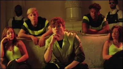 Retrouvez les paroles manquantes de la chanson "Minuit" : 
"Onze heures je commence à danser et à me rapprocher
Je fais pas les choses à moitié et je veux même t'embrasser
Je suis pas le plus beau je suis pas le meilleur
Mais j'arrive pas à regarder ailleurs
Laisse-moi être .............................
Je te laisse décider on perdra pas de temps
Un oui ou non dis qu'est-ce que tu attends".