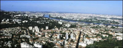 Ville de 26 000 habitants de l'agglomération lyonnaise, située sur les coteaux bordant le Rhône, au sud de Lyon :