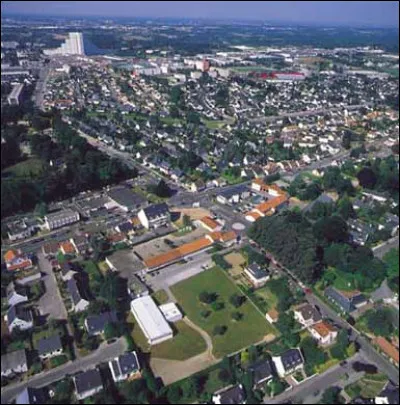 Ville de 26 000 habitants du département de la Loire-Atlantique, située dans le nord de l'agglomération nantaise :