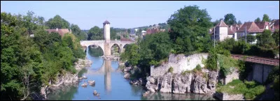 Ville de 10 000 habitants du département des Pyrénées-Atlantiques, traversée par le Gave de Pau :