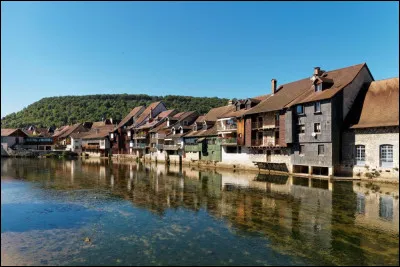 Petite ville de 4 000 habitants du département du Doubs, traversée par la Loue :