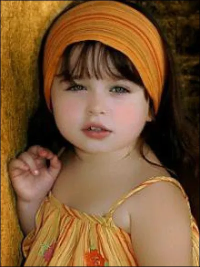 Cette jeune fille a les joues pourpres et les cheveux marron.
Corrigez l'erreur de ma phrase :