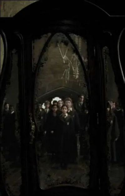 Qui se cache dans cette armoire ?