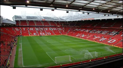 Comment traduisez-vous "un terrain (de sport)" en anglais ?