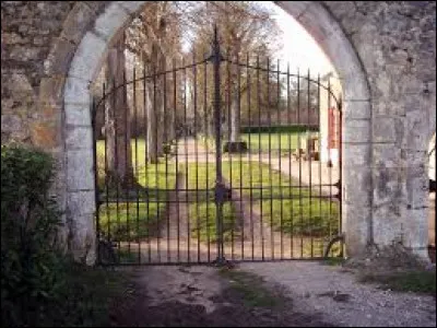 Nous sommes dans le Centre-Val-de-Loire devant les grilles du domaine de l'abbaye de la Guiche, à Chouzy-sur-Cisse. Ville de l'arrondissement de Blois, elle se situe dans le département ...
