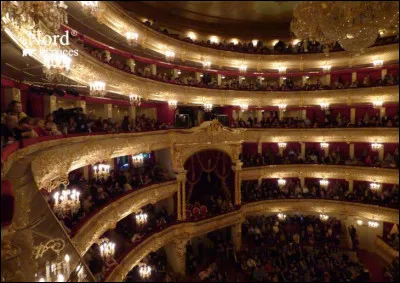 Quel nom imagé porte la place occupée par le metteur en scène lors des répétition ?