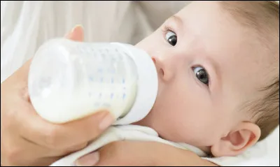 &Agrave; l'&acirc;ge de 4 mois, combien de biberons boit un b&eacute;b&eacute; ?