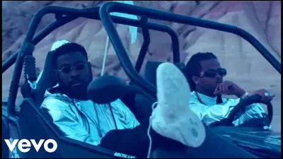 Quel symbole peut-on voir sur les drapeaux blancs dans le clip "Mwaka Moon" de Kalash et Damso ?