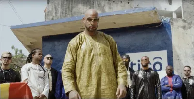 Quel instrument traditionnel sénégalais est utilisé sur le morceau "DKR" de Booba et apparaît dans le clip ?