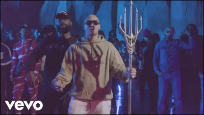 Dans lequel de ses clips, Alkpote tient-il le sceptre d'Aquaman ?