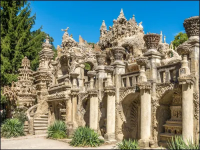 Qui, en trébuchant sur une pierre à la forme singulière, s'en inspira pour bâtir une oeuvre architecturale monumentale ?