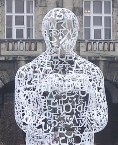 Quel sculpteur s'est longtemps inspiré des chiffres et des lettres de différents alphabets pour créer des sculptures monumentales ?
