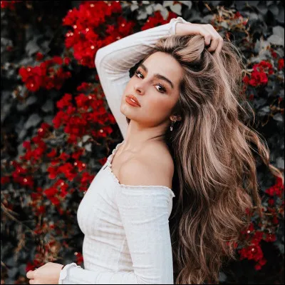 Elle a les cheveux :