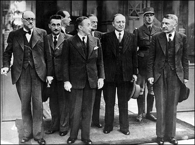 Le gouvernement a quitté Paris. Pour quelle ville ?