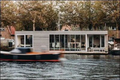 Un houseboat a environ ... chambres.
