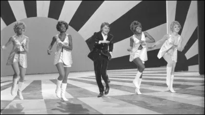 En 1966 des danseuses apparaissent sur sc&egrave;ne avec Claude Fran&ccedil;ois. Comment s'appellent ces danseuses ?