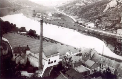 À quel type d'industrie appartenait l'ancienne grande cheminée encore visible au nord de Bouvignes ?