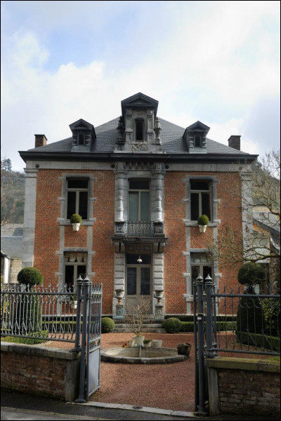 Quel est le nom de l'architecte, à la fois d'une maison d'industriel à Bouvignes et du palais de justice à Dinant, à la fin du 19e siècle ?