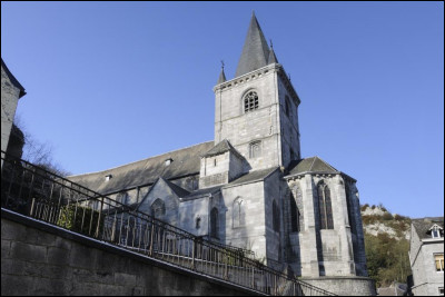 Sur la base des plans de quel architecte bruxellois, la restauration de l'église Saint-Lambert de Bouvignes a-t-elle été réalisée après la Première Guerre mondiale ?