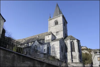 Sur la base des plans de quel architecte bruxellois, la restauration de l'église Saint-Lambert de Bouvignes a-t-elle été réalisée après la Première Guerre mondiale ?
