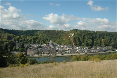 Quel est le nom de la tour qui faisait face au donjon de Crèvecœur, sur la rive droite de la Meuse ?