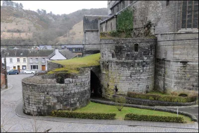 Qu'a nécessité la présence de la tour de Sainte-Barbe au moment des travaux d'agrandissement de l'église Saint-Lambert dans la deuxième moitié du 15e siècle ?
